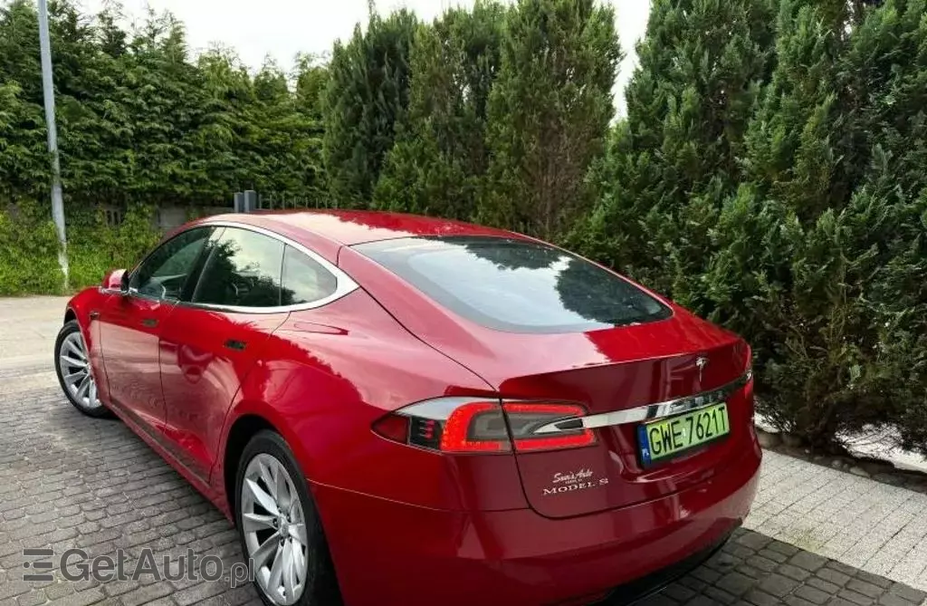 TESLA Model S 