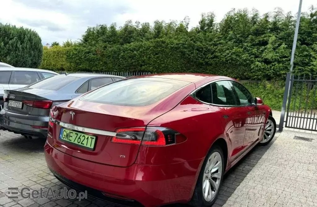 TESLA Model S 
