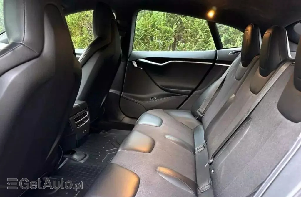 TESLA Model S 