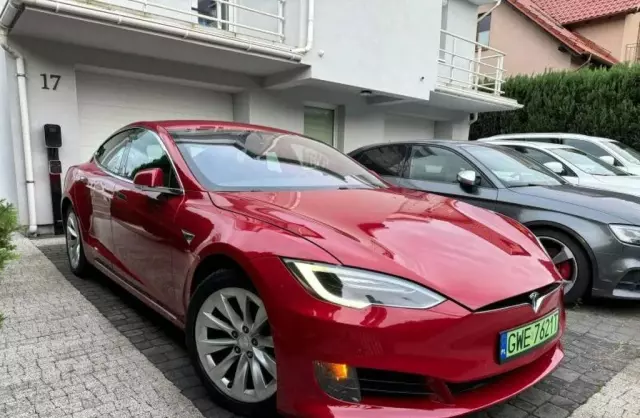 TESLA Model S 