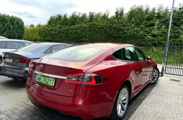 TESLA Model S 