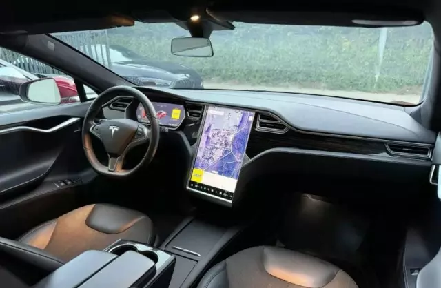 TESLA Model S 