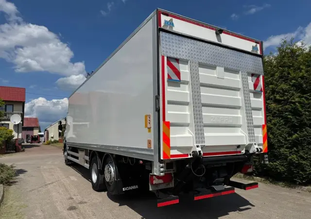 SCANIA Scania P 450 / CHŁODNIA + WINDA / 23 PALETY / EURO6 / OŚ SKRĘTNA / CARRIER/ ASO 