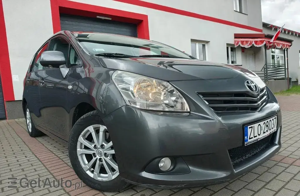 TOYOTA Verso 