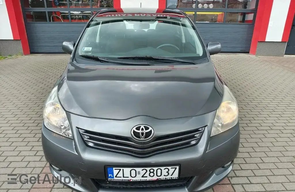 TOYOTA Verso 
