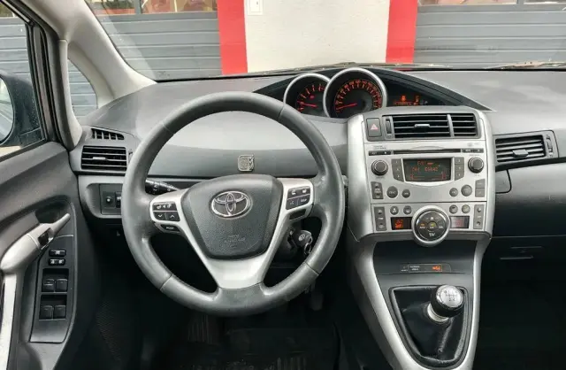 TOYOTA Verso 