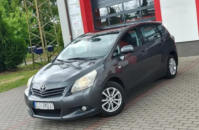 TOYOTA Verso 