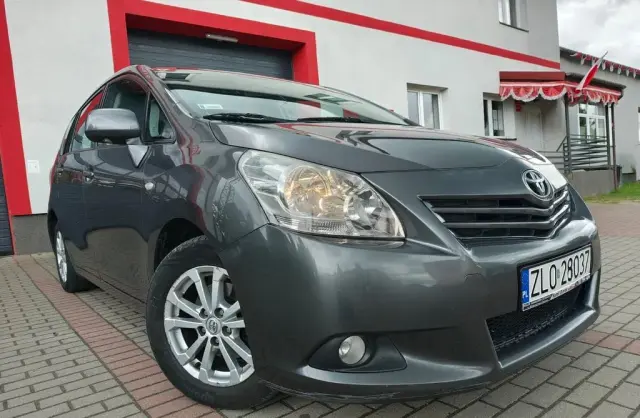 TOYOTA Verso 