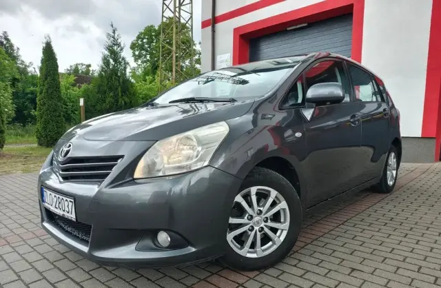TOYOTA Verso 
