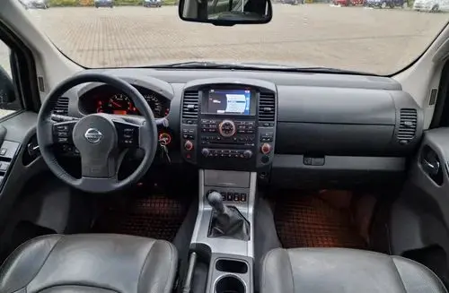 NISSAN Navara 