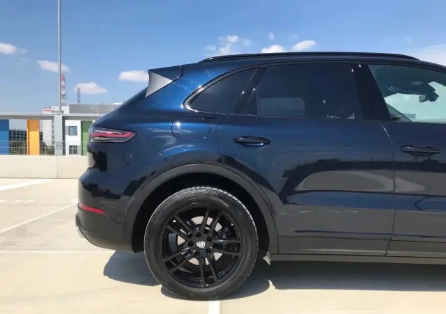 PORSCHE Cayenne Platinum Edition