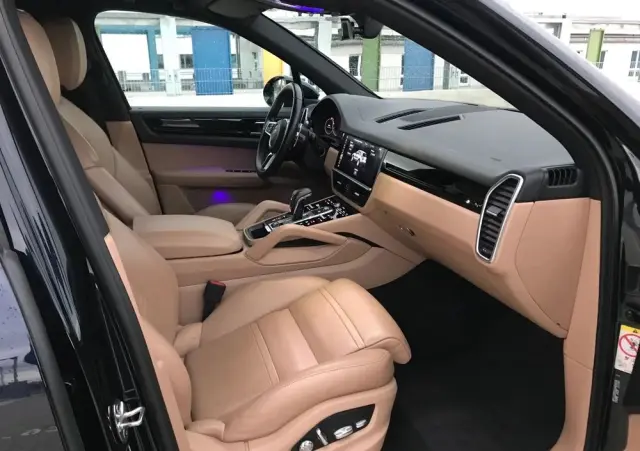 PORSCHE Cayenne Platinum Edition