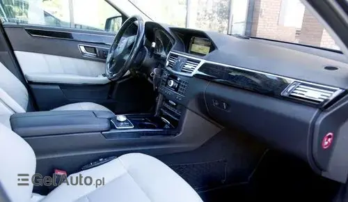MERCEDES-BENZ E 