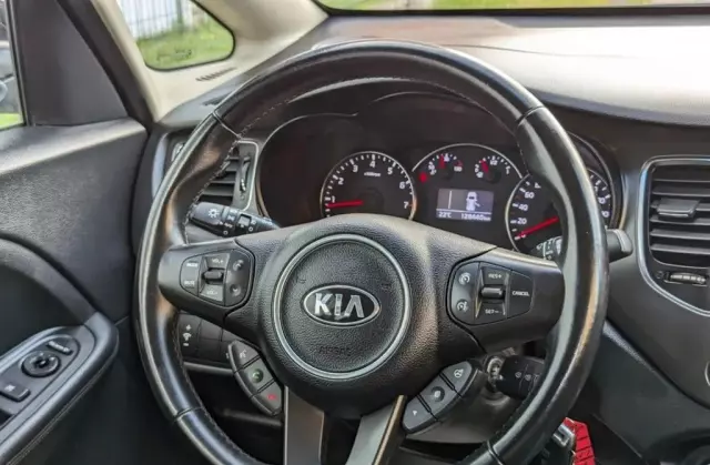 KIA Carens 