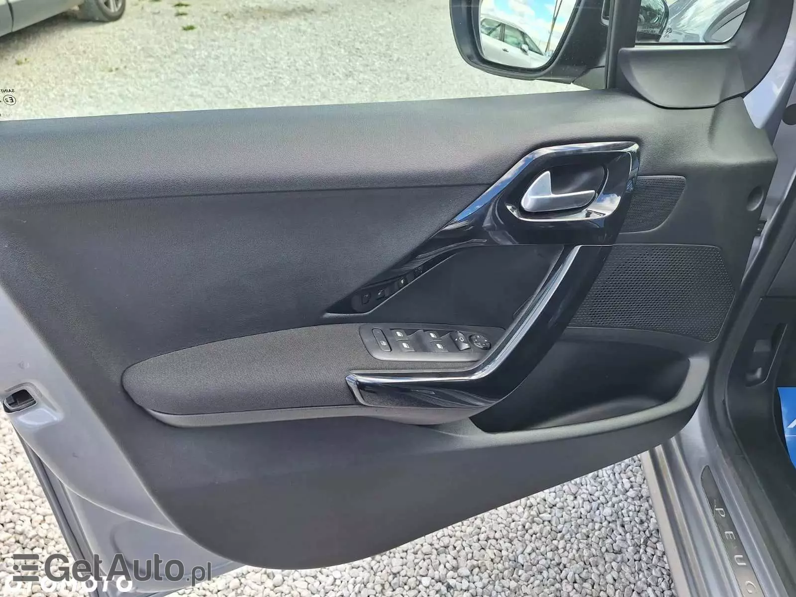 PEUGEOT 208 PureTech 82 Stop & Start Signature