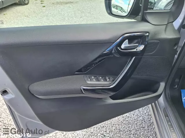 PEUGEOT 208 PureTech 82 Stop & Start Signature