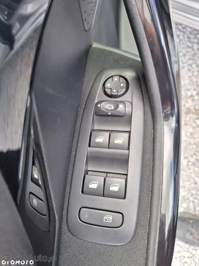 PEUGEOT 208 PureTech 82 Stop & Start Signature