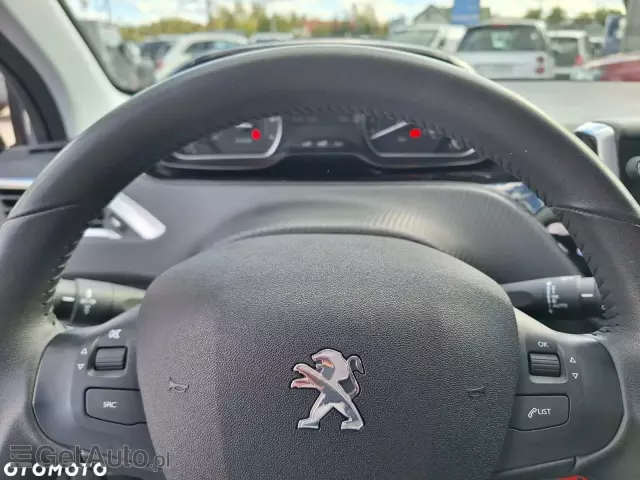 PEUGEOT 208 PureTech 82 Stop & Start Signature