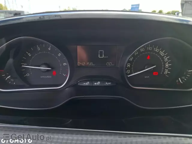 PEUGEOT 208 PureTech 82 Stop & Start Signature