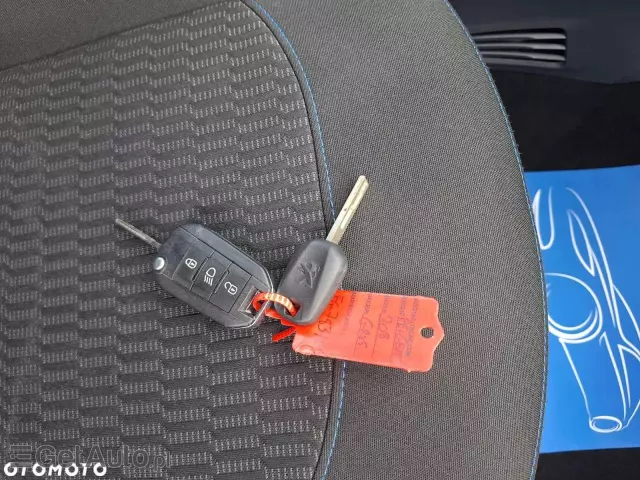 PEUGEOT 208 PureTech 82 Stop & Start Signature