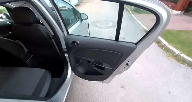 OPEL Corsa Ver-1-4-16v-cosmo