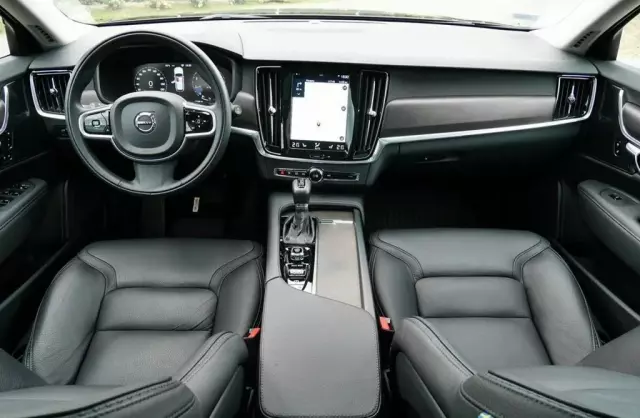 VOLVO V90 