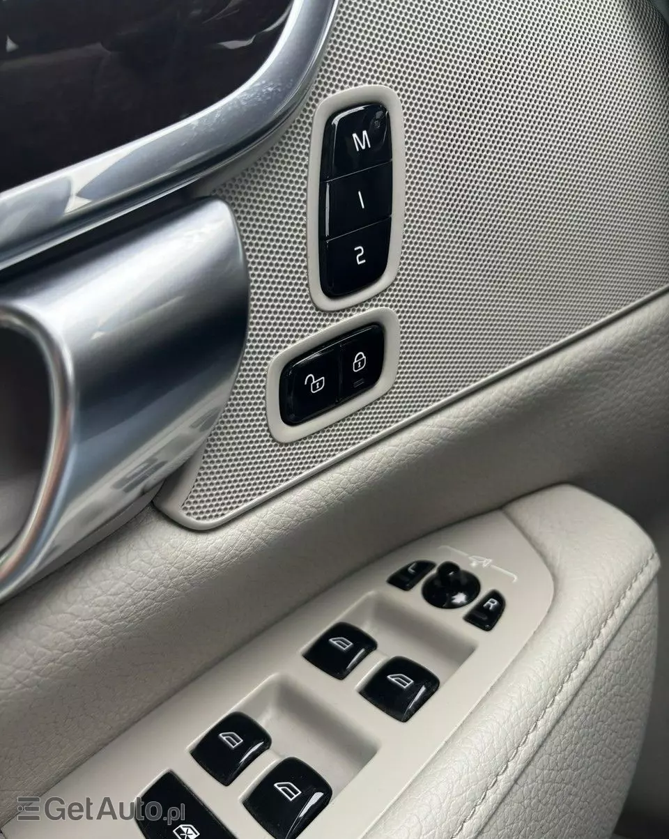 VOLVO S90 D4 AWD Momentum