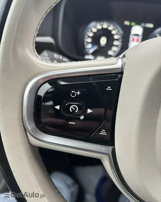 VOLVO S90 D4 AWD Momentum