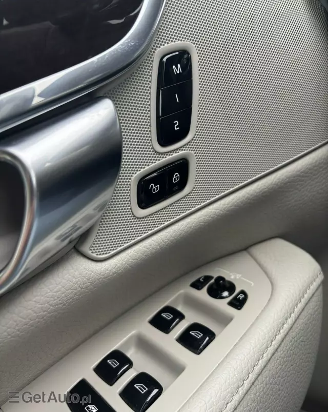 VOLVO S90 D4 AWD Momentum