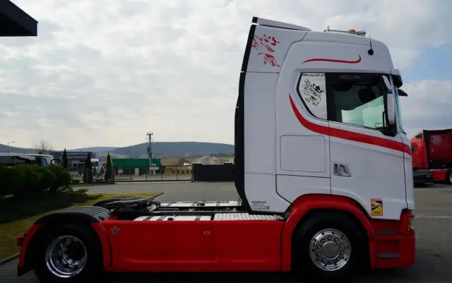 SCANIA S 580 / V8 / RETARDER / KLIMA POSTOJOWA / CAŁA NA PODUSZKACH / ALUFELGI  /  SKÓRY / OPONY 100% / 