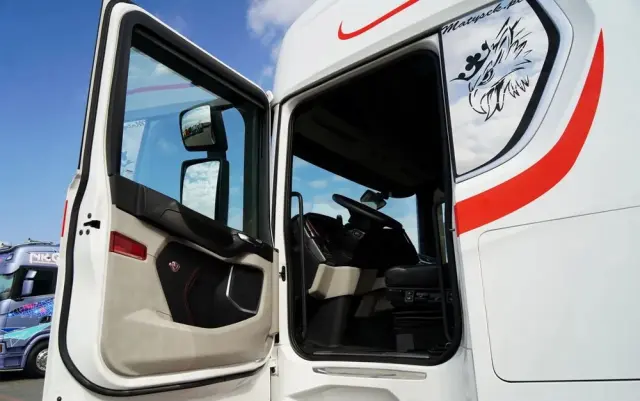 SCANIA S 580 / V8 / RETARDER / KLIMA POSTOJOWA / CAŁA NA PODUSZKACH / ALUFELGI  /  SKÓRY / OPONY 100% / 