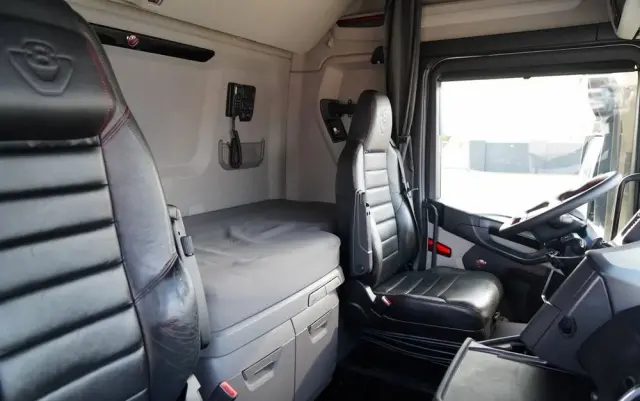 SCANIA S 580 / V8 / RETARDER / KLIMA POSTOJOWA / CAŁA NA PODUSZKACH / ALUFELGI  /  SKÓRY / OPONY 100% / 