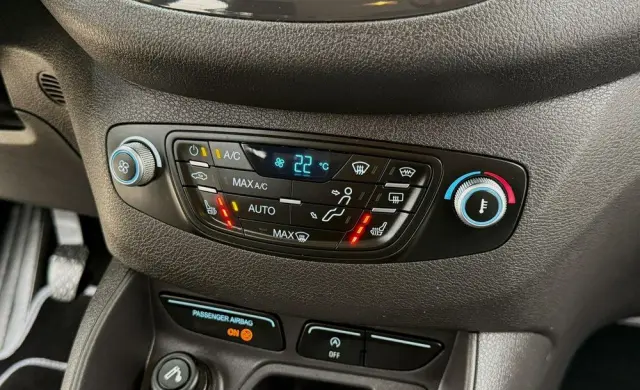 FORD Tourneo Courier 1.0 EcoBoost S&S Titanium