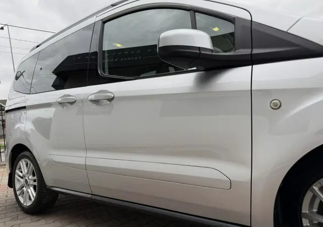 FORD Tourneo Courier 1.0 EcoBoost S&S Titanium