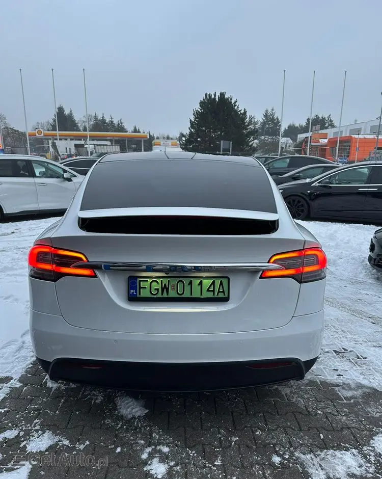 TESLA Model X 