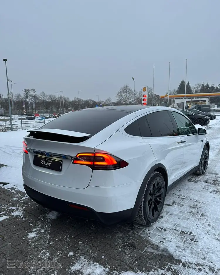 TESLA Model X 