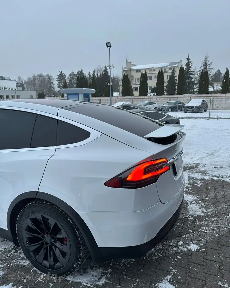 TESLA Model X 