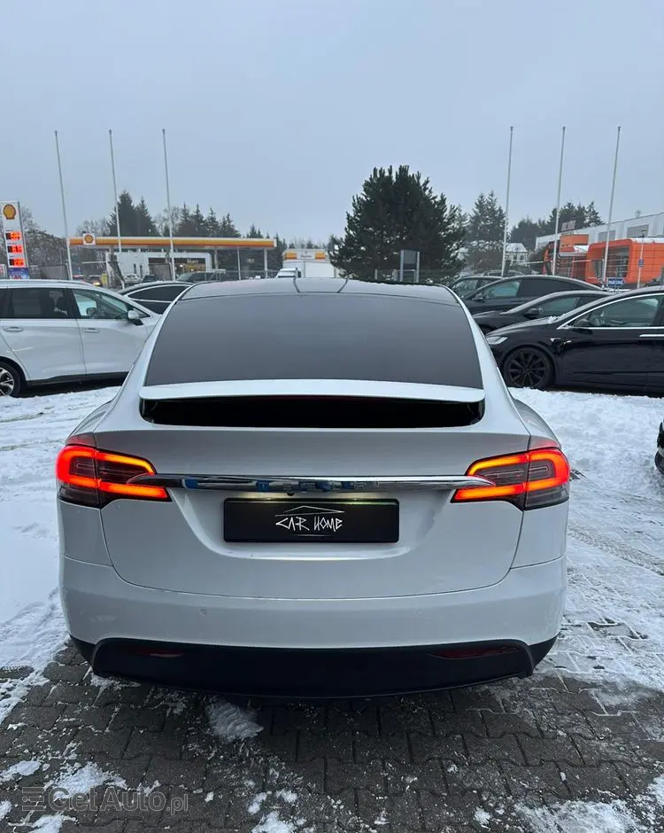 TESLA Model X 