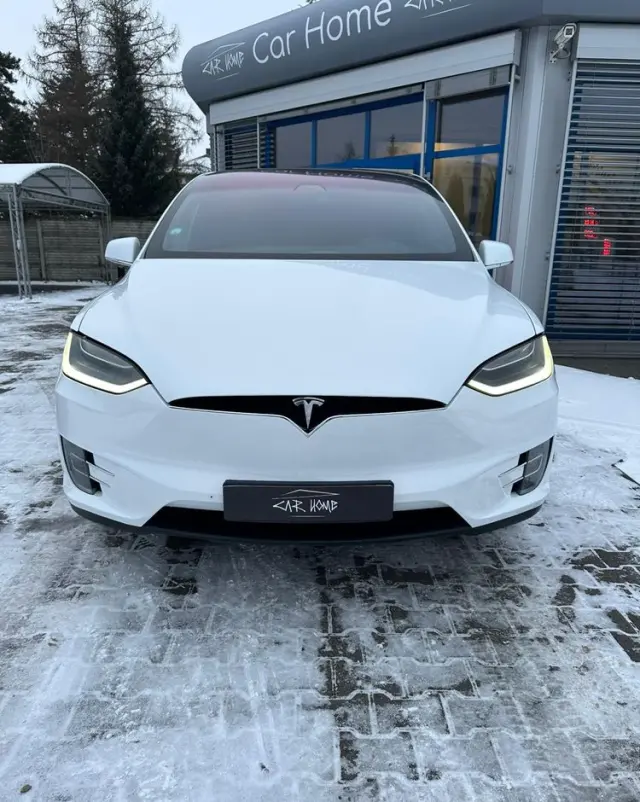 TESLA Model X 