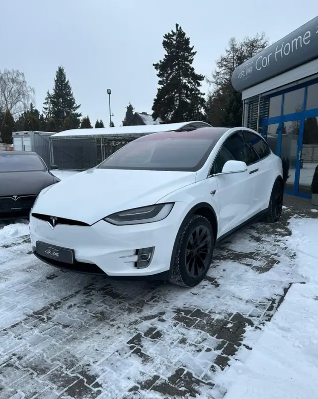 TESLA Model X 