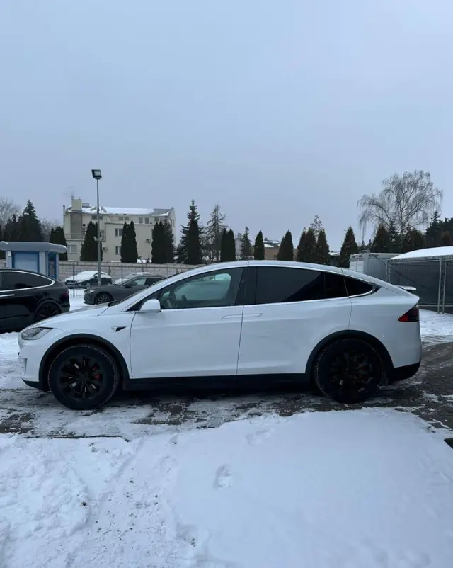 TESLA Model X 
