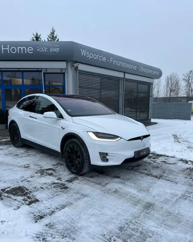 TESLA Model X 