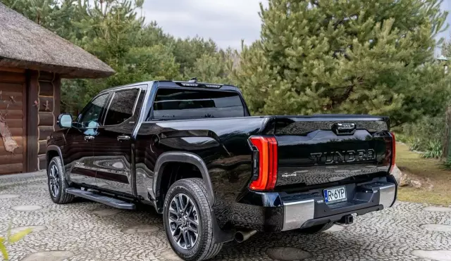 TOYOTA Tundra 