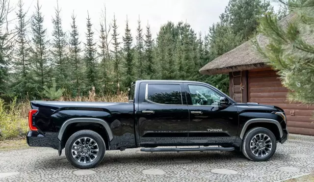 TOYOTA Tundra 