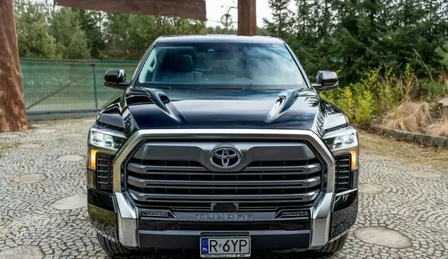 TOYOTA Tundra 