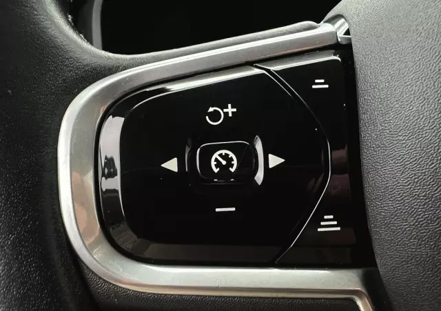 VOLVO V90 D4 Momentum Pro