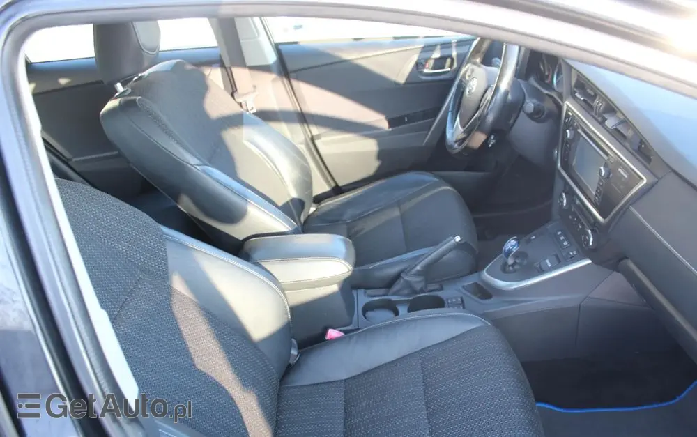 TOYOTA Auris 