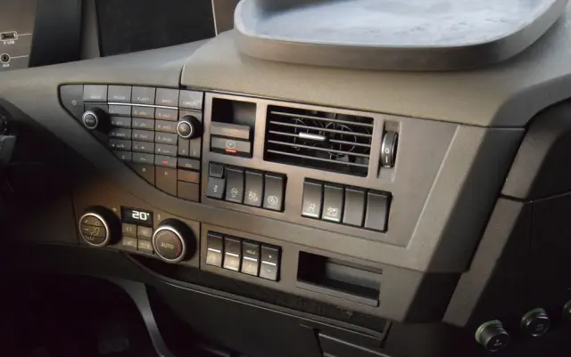 VOLVO FH500 / I-SAVE / EURO 6 / KLIMATYZACJA POSTOJOWA / ACC / LEDY / 2 ZBIORNIKI / FULL SPILERY / SERWISOWANY / SPROWADZONY 