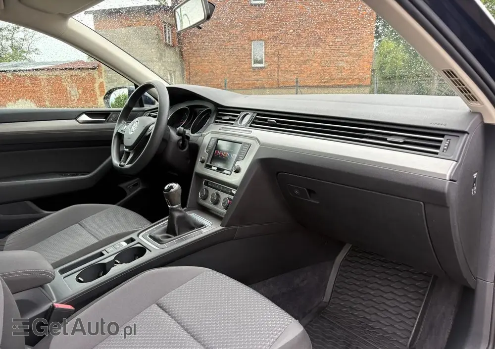 VOLKSWAGEN Passat Variant 1.6 TDI SCR BlueMotion Trendline