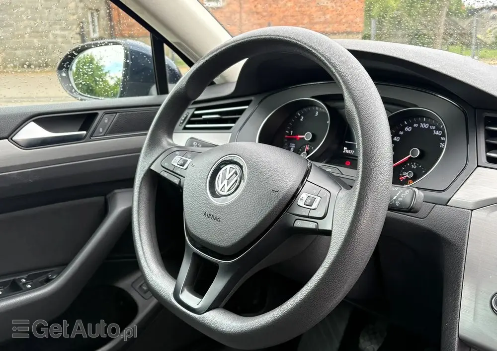 VOLKSWAGEN Passat Variant 1.6 TDI SCR BlueMotion Trendline